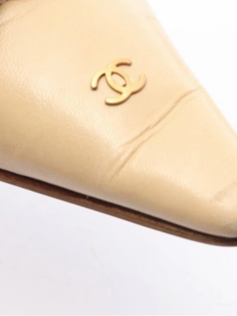 CHANEL Cream Pointed-Toe Leather Pumps with Bow and Gold CC